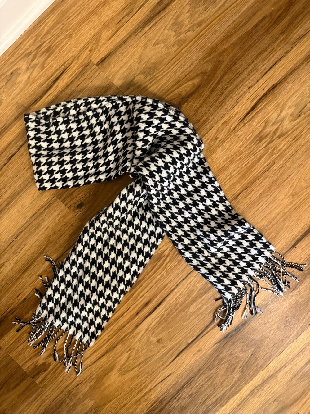 D&Y Black & White Houndstooth Scarf